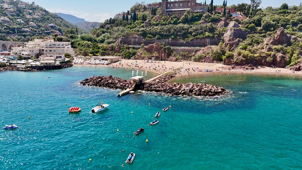 Base nautique Mandelieu Watersports sur la plage de la Rague
