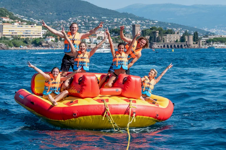 Famille sur la bouée tractée, prête à partir