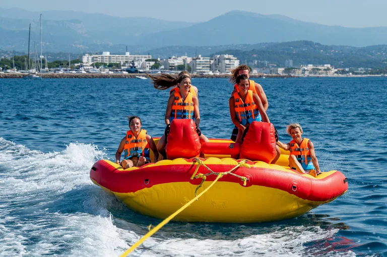Bouée tractée lancée à pleine vitesse derrière le bateau