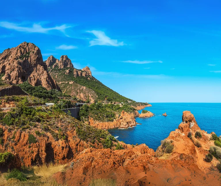 Roches rouges du massif de l'Esterel plongeant dans la mer turquoise