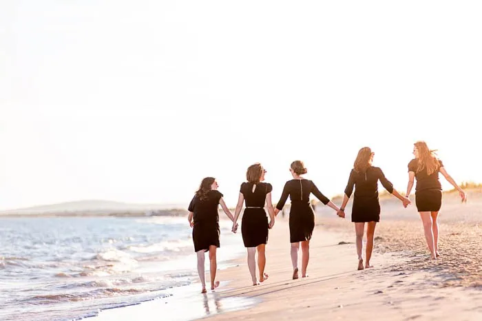 Groupe d'amies en enterrement de vie de jeune fille sur la plage