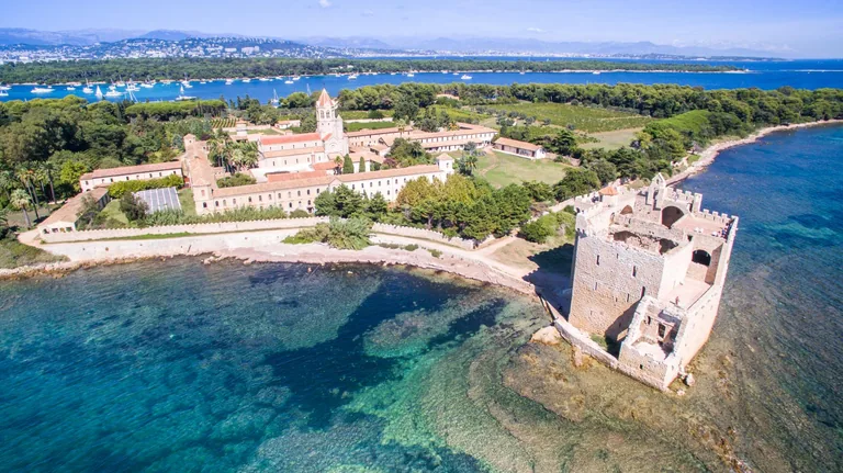 Île Saint-Honorat vue du ciel, étape de la randonnée jet ski aux îles de Lérins