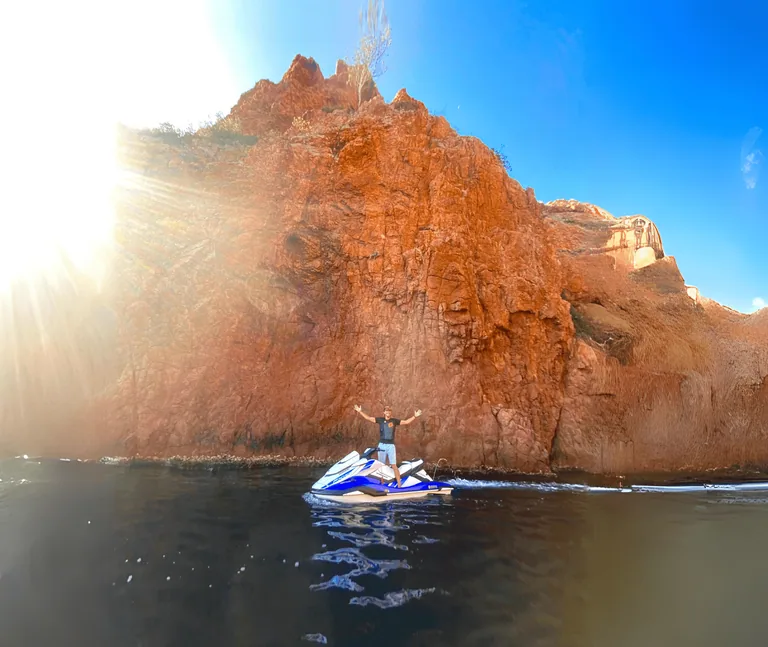 Jet ski au pied d'une falaise de l'Esterel en contre-jour