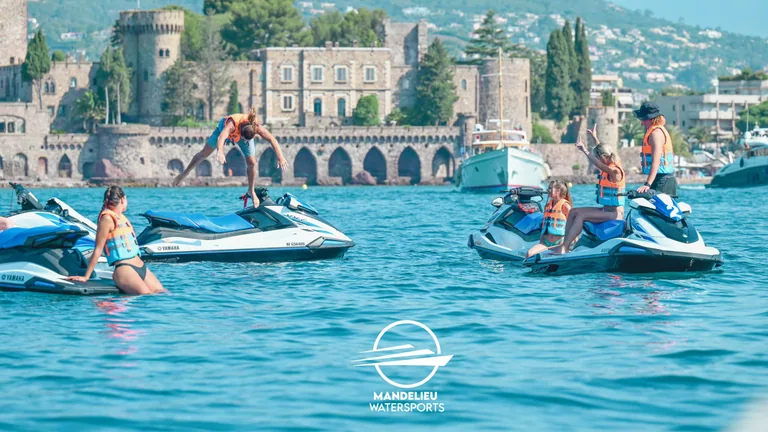 Jet skis devant le château de La Napoule