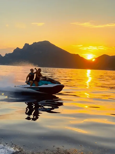 Randonnée jet ski au coucher du soleil face au massif de l'Esterel
