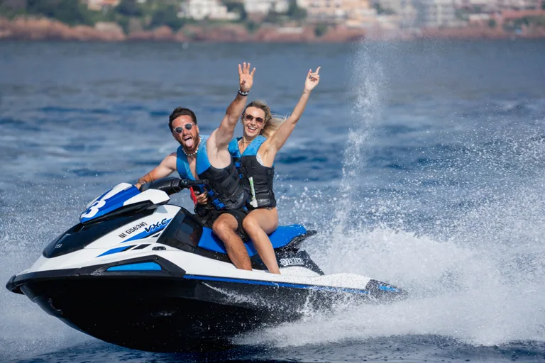 Deux amies en jet ski sans permis dans la baie de Mandelieu
