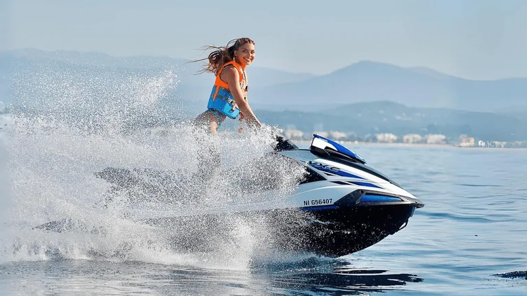 Femme pilotant un jet ski lors d'une location d'une heure à Théoule