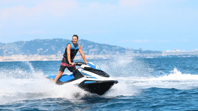 Pilote de jet ski sans permis dans la baie de Cannes