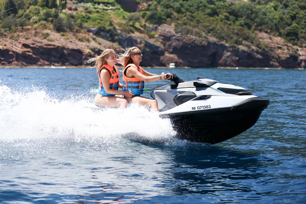 Groupe en randonnée jet ski dans la baie de Cannes