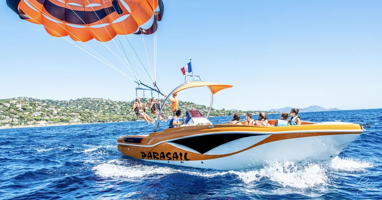 Atterrissage en douceur du parachute ascensionnel sur la plateforme du bateau