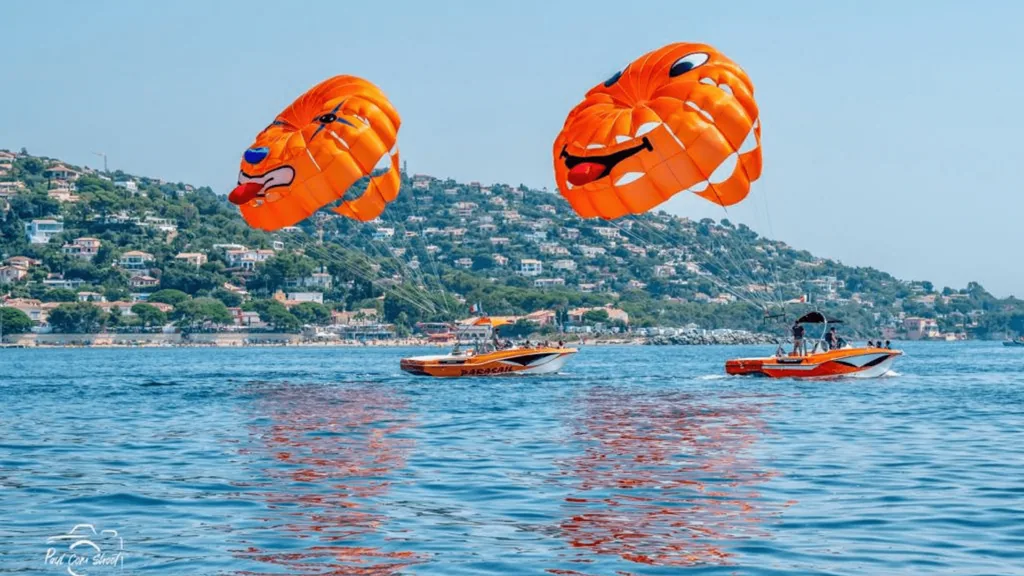 Deux bateaux de parachute ascensionnel devant Théoule-sur-Mer