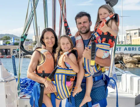 Famille avec enfants équipée pour un vol en parachute ascensionnel