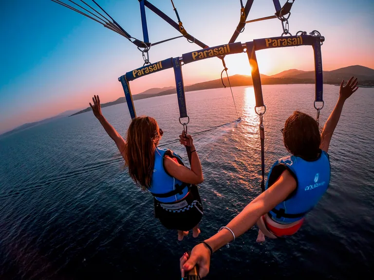 Selfie en plein vol de parachute ascensionnel au coucher du soleil sur la Méditerranée