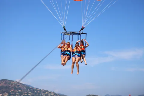 Vol à trois en parachute ascensionnel au-dessus de la baie de Cannes – Théoule