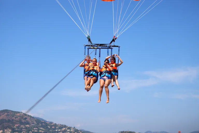 Vol à trois en parachute ascensionnel au-dessus de la baie de Cannes – Théoule