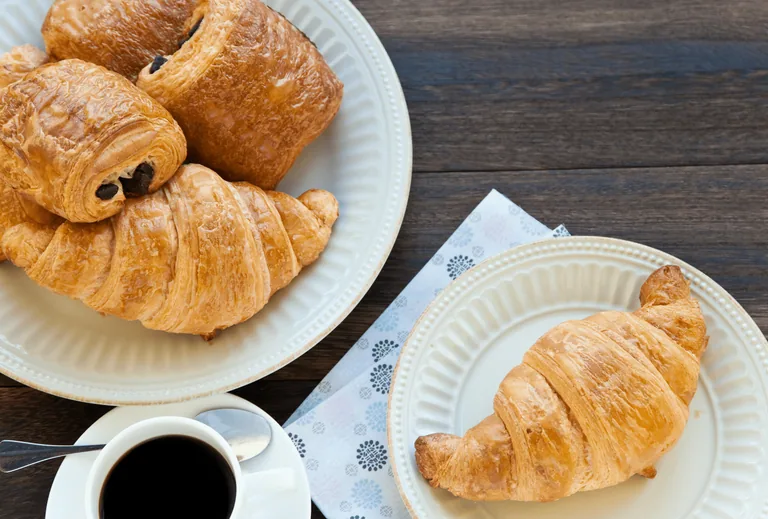 Petit déjeuner servi sur le ponton avant la randonnée jet ski