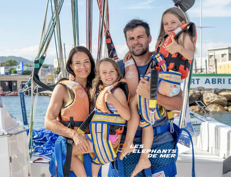 Groupe à bord du bateau de parachute ascensionnel privatisé