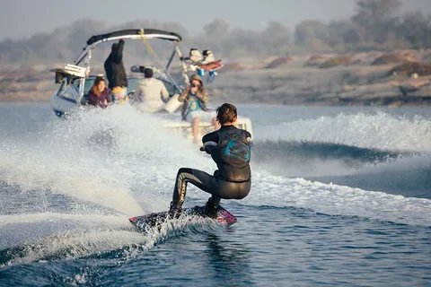 Rider de wakeboard dans le sillage du bateau à Mandelieu