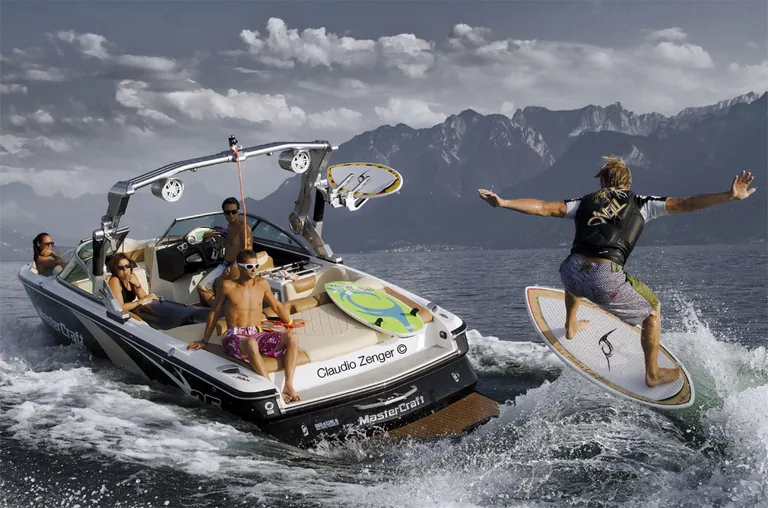 Wakesurf derrière le bateau dans la baie de Théoule